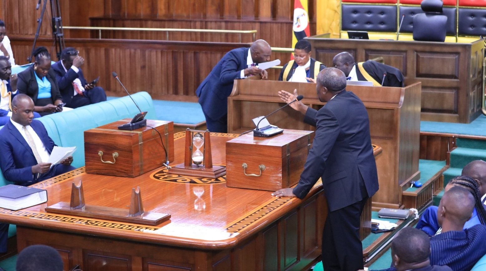 Parliament eyisizza emisolo emiggya egigenda okussibwa mu mbalirira y’eggwanga ey’omwaka 2026/2027 – ogwa sukaali n’amafuta gulinnye