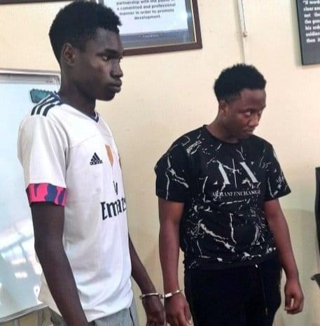 Police ekutte 2 abagambibwa okukyusa essimu ezibbibwa