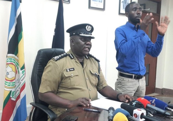 Police ekutte abagwira 5 abaayingira Uganda mu bukyamu