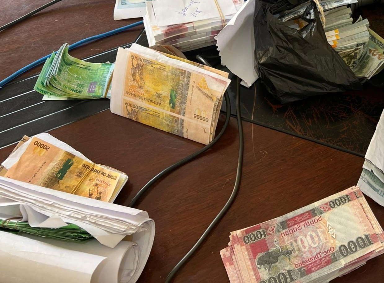 Police ekutte abantu abagambibwa okujingirira sente za Uganda n’ezamawanga amalala – kuliko n’ebyapa by’ettaka