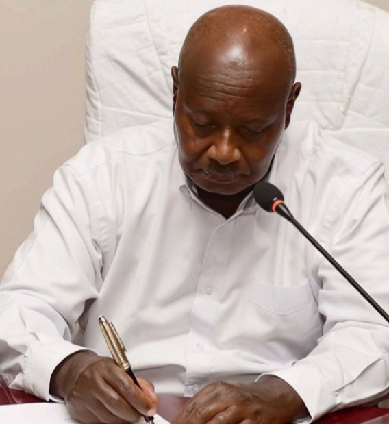 President Museveni atadde omukono ku mateeka 9 ng’omwaka gw’ebyensimbi 2025/2026 gutandika – agakwata kukusolooza omusolo gegasingako obungi