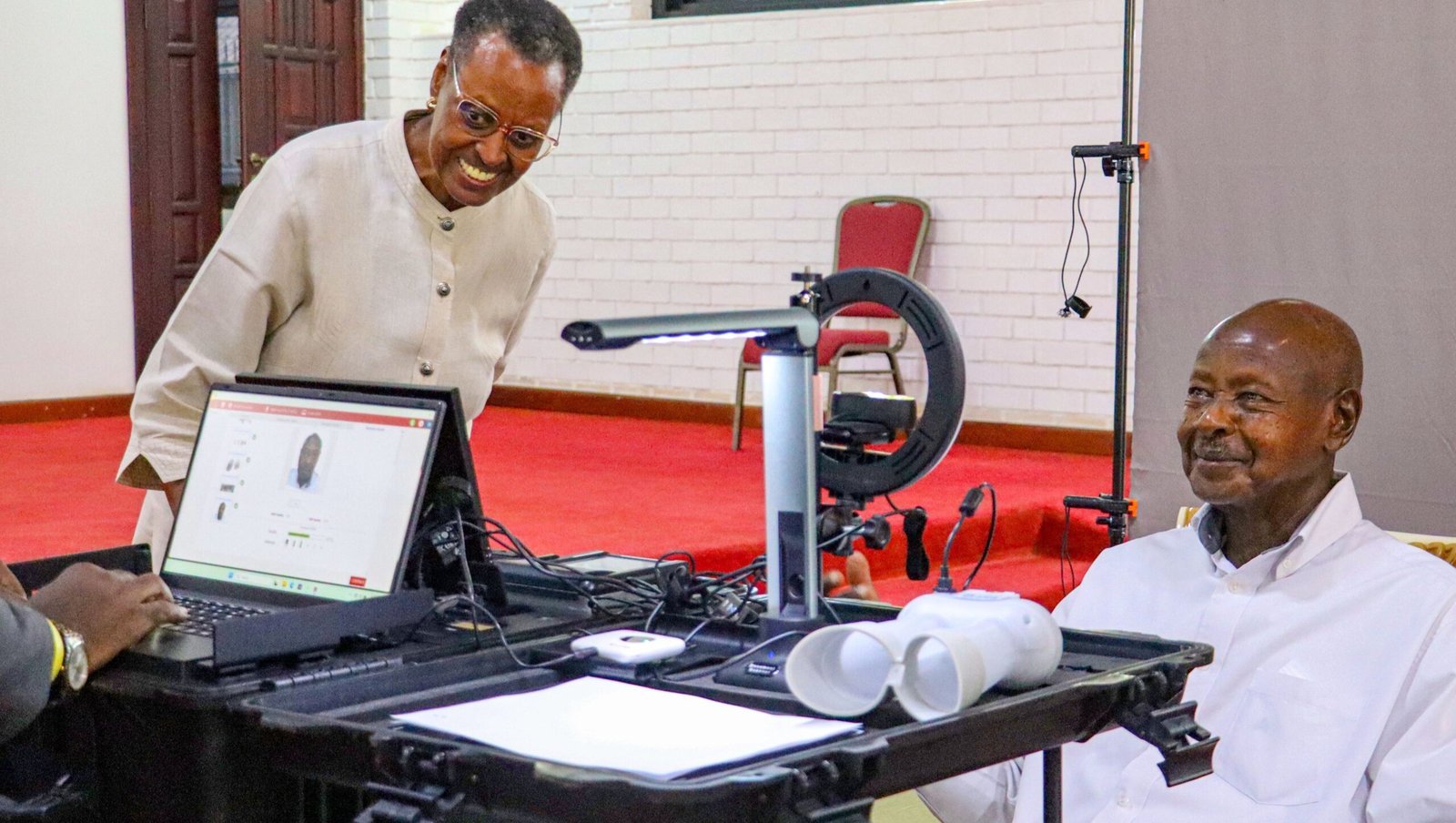 President Museveni ne mukyalawe bazizza buggya endagamuntu zaabwe