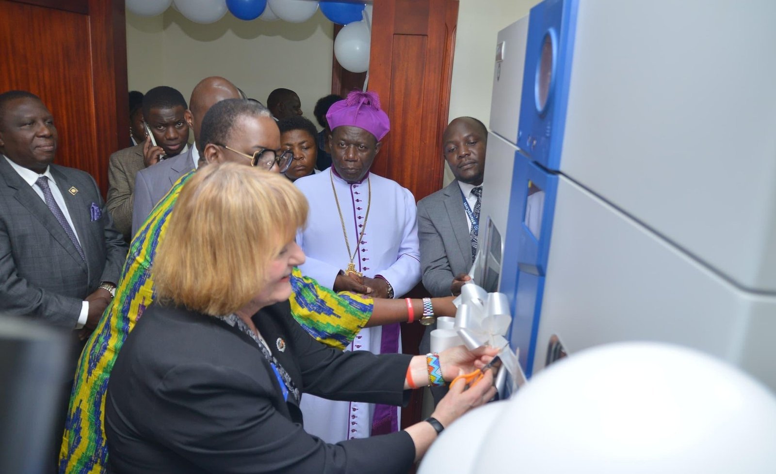 President wa Rotary munsi yonna Dr. Stephanie Urchick atongozza ekyuma ekitereka omusaayi mu ddwaliro e Mengo