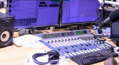 Radio ewezezza emyaka 127 munsi yonna