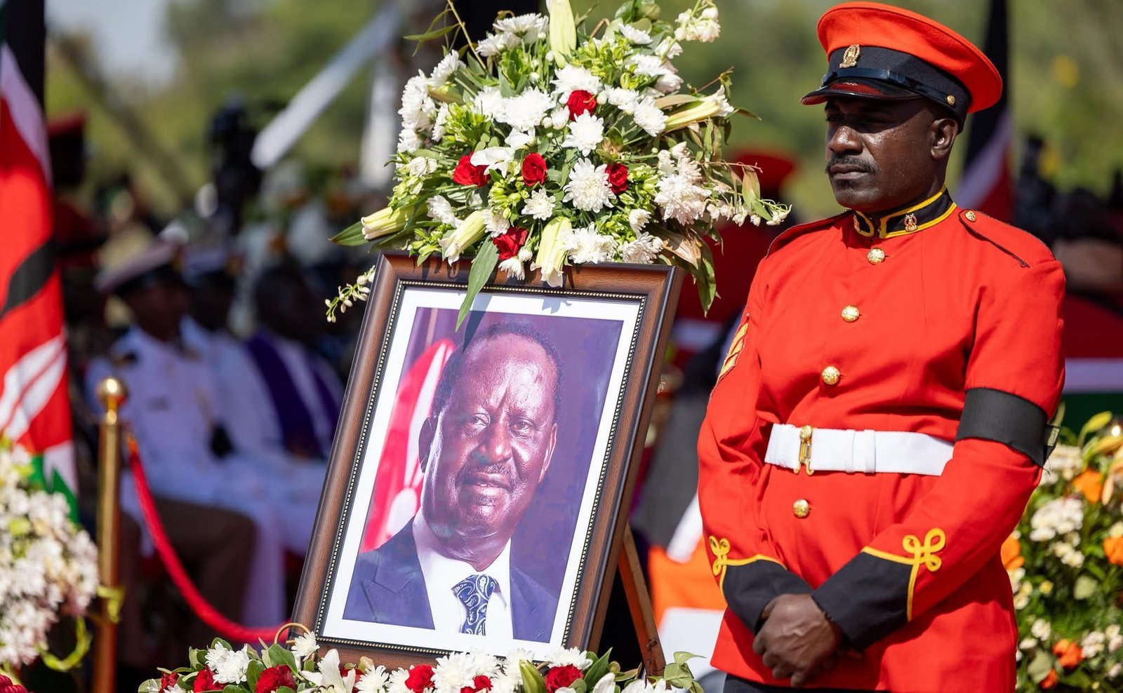 Raila Amoro Odinga aziikiddwa mu bitiibwa bya Kenya ebijjuvu – bangi bamutenderezza olw’okwagala ensi ye, n’okukulemberamu eby’obufuzi eby’ensonga ebitali byakunonyaayo nsimbi