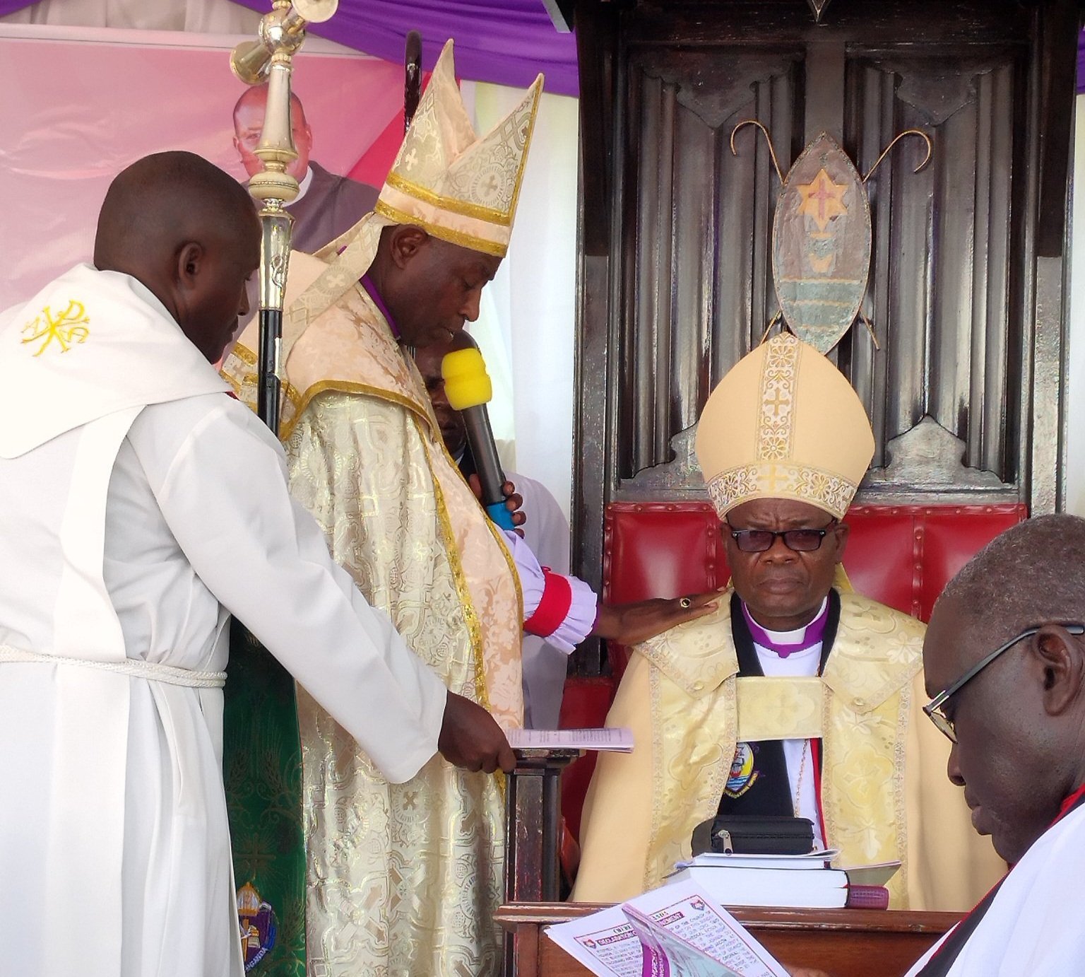 Rev. Canon Jacob Ateirweho atuuziddwa ng’Omulabirizi owo 6 owa Bunyoro Kitala