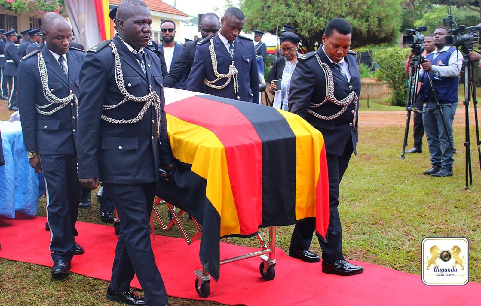 Rhoda Kalema aziikiddwa mu bitiibwa by’eggwanga – bamukubidde emiziinga 7