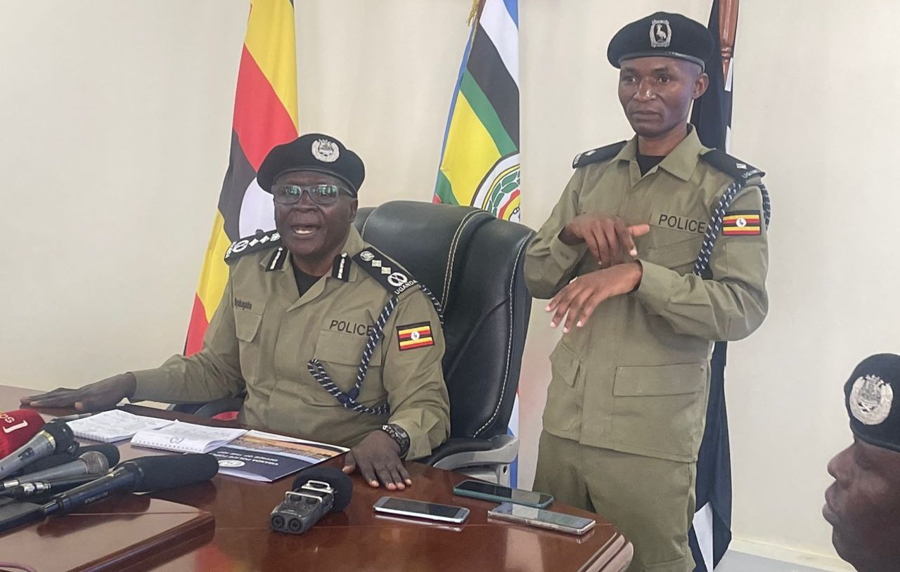 Ssaabaduumizi wa police Abas Byakagaba alabudde bannabyabufuzi abatandise okuva ku mateeka g’ebyokulonda nti police yakubaηanga
