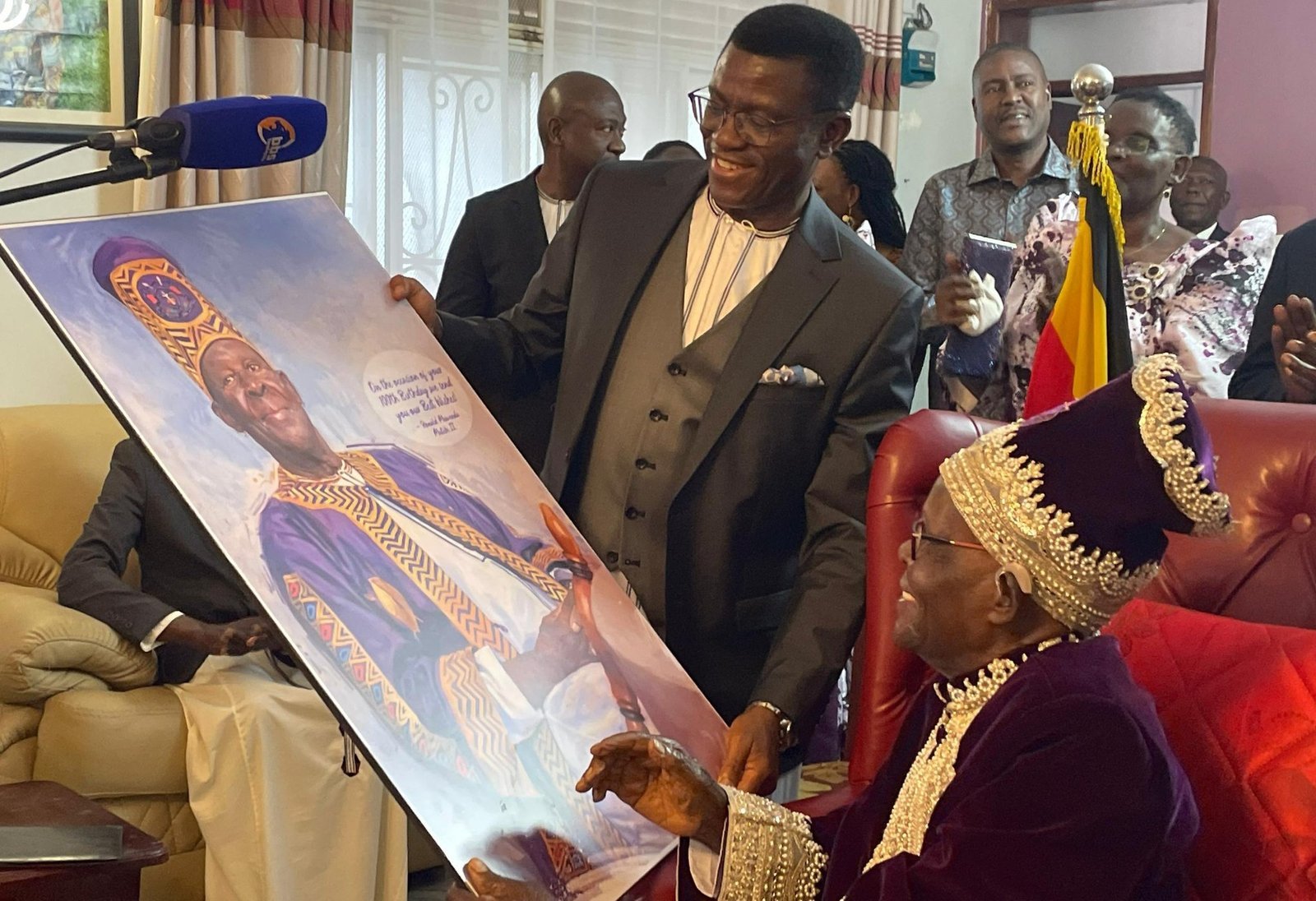 Ssaabasajja Kabaka ayozaayozezza Tieng Adolah omukulembeze w’Ennono ow’Abajapadola Moses Stephen Owor olw’okuweza emyaka 100 egy’obukulu