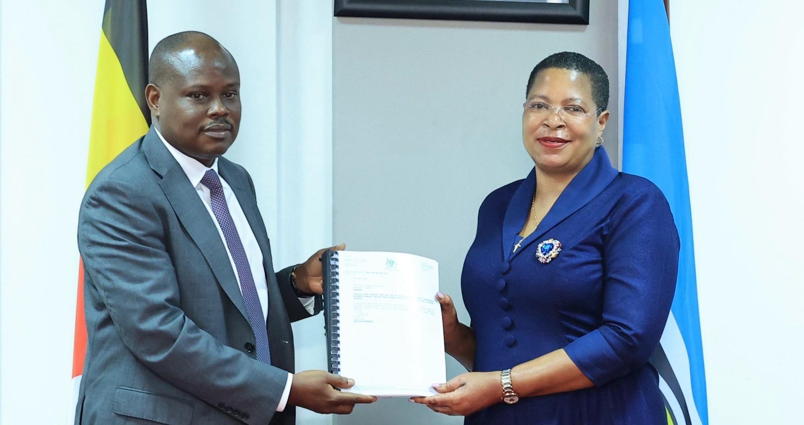 Umeme esaanye okusasulwa obuwumbi bwa shs 433 sso ssi 700 – Ssaababalirizi w’ebitabo bya government ayanjulidde parliament alipoota negiyisa