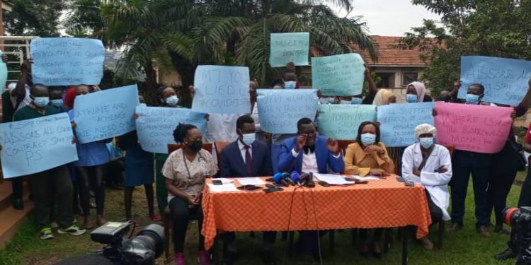 Abasawo ababadde bajanjaba Covid 19 bayimiriziddwa ku mirimu, abakulembeze babwe bawadde nsalesale