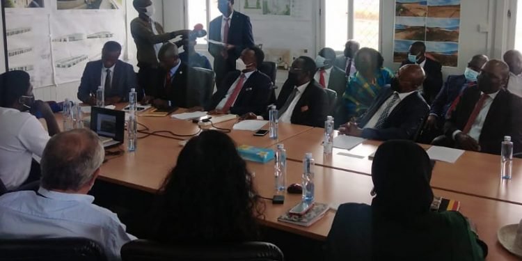 Ababaka ba parliament ab’akakiiko k’ensimbi bagala endagaano y’okuzimba eddwaliro lye Lubowa esazibwemu