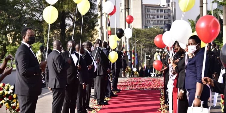Ababaka ba parliament bakungubagidde Jacob Oulanyah mu ngeri eyenjawulo – baggyeyo akabonero ke aka bowtie