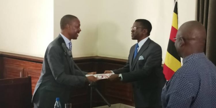 Katikkiro Mayiga alabudde bannabyabufuzi okukomya okufuula eby’obufuzi obuzannyo bw’okweyagaliza bokka