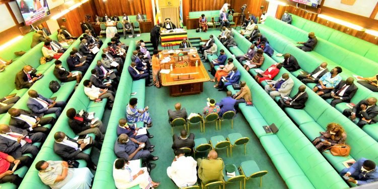 Parliament ya Uganda egobye ekiteeso eky’okukendeeza omusolo ku mafuta – ebbeeyi yaago yeyongera kulinnya