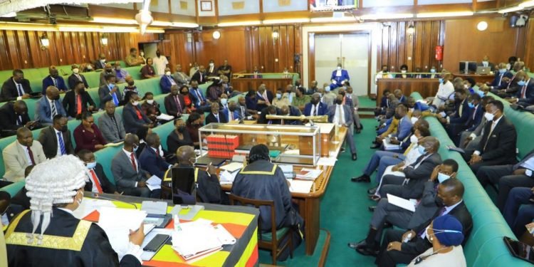 Parliament eragidde government esazeemu endagaano y’emmwanyi gyeyakola ne kampuni ya Vinci – ensimbi eziwe abasuubuzi bannansi bongere omutindo ku mmwanyi