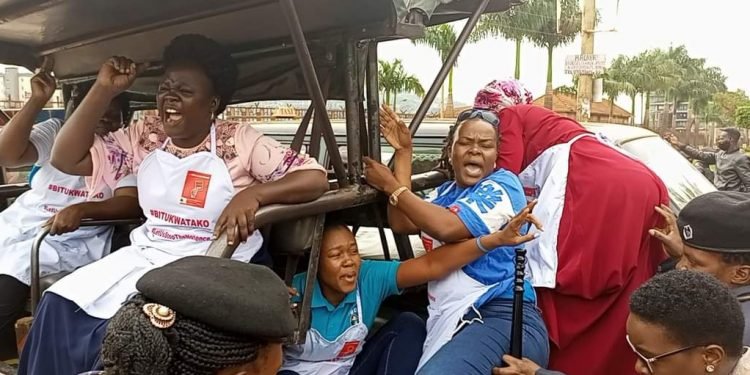 Abakyala ba FDC police ebakutte – bekalakaasizza lwa bbeeyi ya bintu