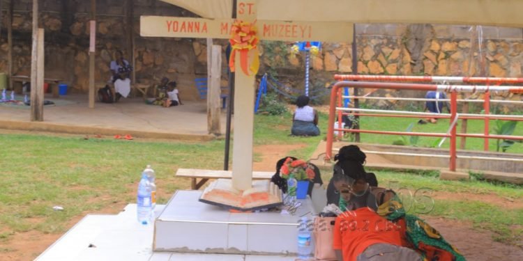 Abalamazi batuuse mu kifo ewattibwa omujulizi Yowana Maria Muzeeyi ne Matia Mulumba