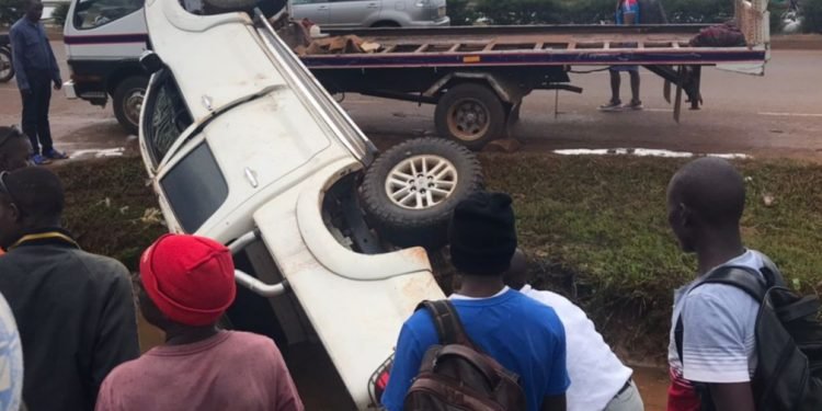 Police eyongedde okuyiwa abasirikale ku nguudo – emmotoka ezitalina bisaanyizo nnyingi