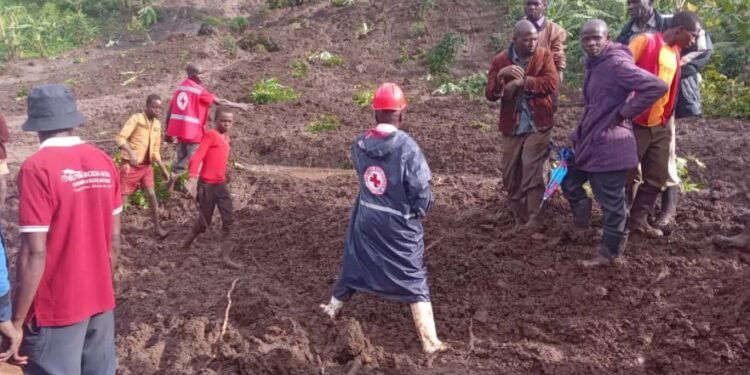 Abantu 7 bateeberezebwa okuba nga bakyawagamidde wansi mu ttaka eryaziise ennyumba – ggunduuza ziremereddwa okutuukayo