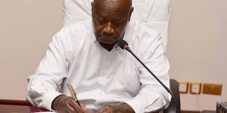 UNAIDS egamba nti siriimu yandyeyongera mu Uganda – oluvannyuma lwa president okuyisa etteeka ly’ebisiyaga