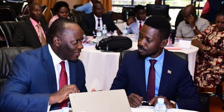 Ab’oludda oluvuganya government ya Uganda batandise okukubaganya ebirowoozo ku kukyusa amateeka g’ebyolulonda