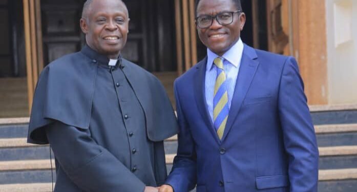 Bishop Lawrence Mukasa akiise embuga – Katikkiro Mayiga amusibiridde entanda