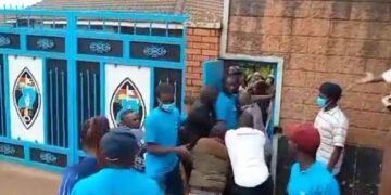 Police eyiiriddwa ku kitebe kya FDC – abateeberezebwa okukola effujjo bakwatiddwa