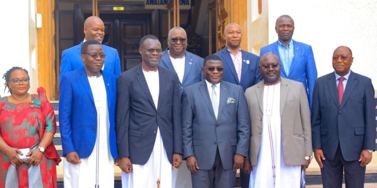 Ababaka b’abataka e Bungereza bakiise embuga – okusomesa abaana ennono zabwe kussiddwa ku mwanjo