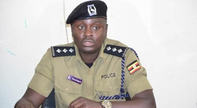 Police eri ku muyiggo gw’omukazi agambibwa okusibira abaana be mu nnyumba n’agyikumako omuliro