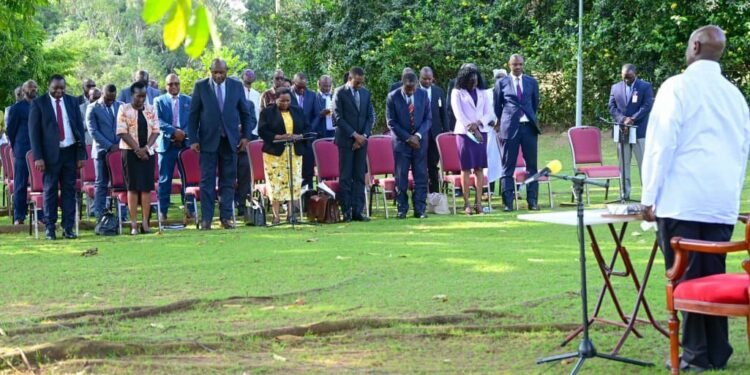 President Museven asazizaamu ekiragiro ekiwera ebitongole bya government okulangira ku mikutu gy’amawulire egy’obwannanyini – agirabudde okwewale eby’obufuzi ebyawulayawula mu bantu
