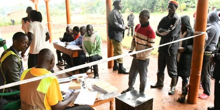 Okulonda ssentebe wa district ye Hoima abantu bagumidde enkuba ekutataaganyizza