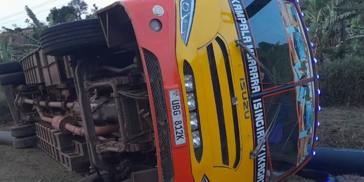 Abantu 8 bafiiridde mu kabenje ka Fuso ne Bus