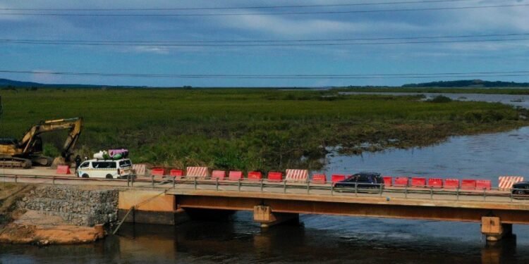 Minister w’ebyenguudo ayisizza ekiragiro ekikwata abasirikale abakuuma ku lutindo lw’omugga Katonga – enguzi eyitiridde