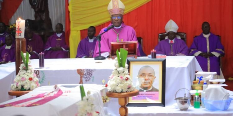 Fr.Lawrence Mudduse aziikiddwa mu Kiyinda – ayogeddwako ng’omuntu abadde amanyi okukwanaganya eddiini n’obuwangwa