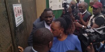 Ababaka ababadde bagenze okulambula ewazimbibwa eddwaliro lye Lubowa batambulidde bwereere  – ab’ebyokwerinda tebabakkiriza kuyingira