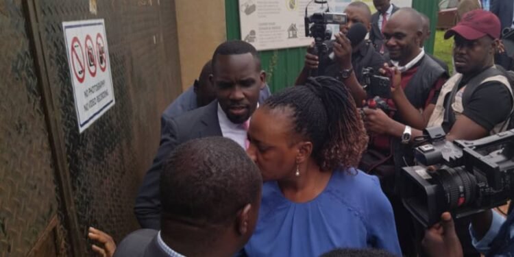 Ababaka ababadde bagenze okulambula ewazimbibwa eddwaliro lye Lubowa batambulidde bwereere  – ab’ebyokwerinda tebabakkiriza kuyingira