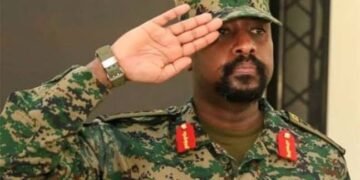 Gen.Muhoozi Kainerugaba alondeddwa ng’Omuduumizi w’eggye ly’eggwanga – asikidde Gen.Wilson Mbasu Mbadi