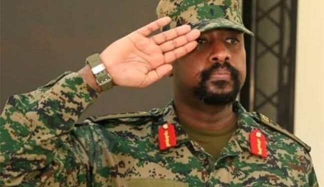 Gen.Muhoozi Kainerugaba alondeddwa ng’Omuduumizi w’eggye ly’eggwanga – asikidde Gen.Wilson Mbasu Mbadi