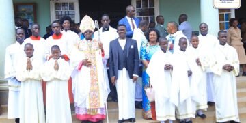 Katikkiro Mayiga awadde amagezi wassibwewo akakiiko akagereka emisaala gy’abakungu n’abakozi ba government bonna – n’omuwendo gw’ababaka ba parliament gukendeezebweko