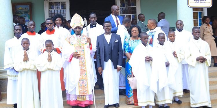 Katikkiro Mayiga awadde amagezi wassibwewo akakiiko akagereka emisaala gy’abakungu n’abakozi ba government bonna – n’omuwendo gw’ababaka ba parliament gukendeezebweko