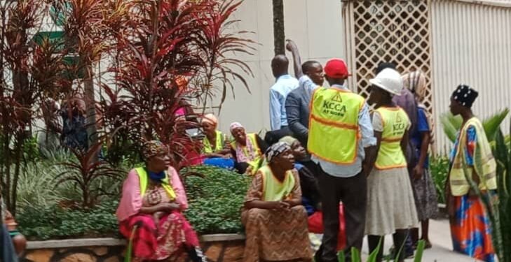 Abakozi ba KCCA abeera ku nguudo bazeemu okwegugunga – babanja omusaala gwa myezi 5