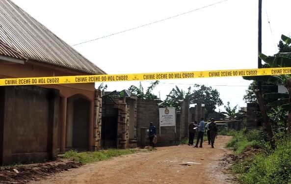 Omukuumi akubye mukazi we amasasi naye neyeekuba – bombi bapooca