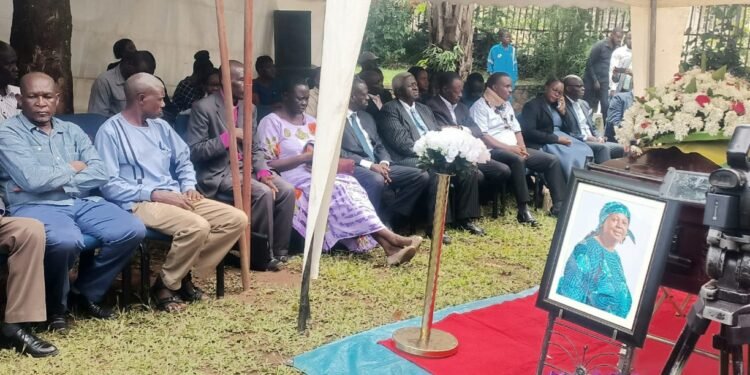 Dr.Kiiza Besigye akangudde ku ddoboozi ku ntalo eziri mu bibiina by’oludda oluvuganya government – agambye kuba kulya lukwe mu bantu abawadde obulamu bwabwe ng’omugenzi Sarah Eperu