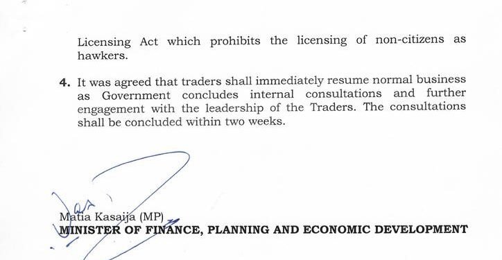 Abasuubuzi basisinkanye minister w’ebyensimbi nebakkiriziganya okuggulawo amaduuka – engassi ebadde essibwa ku basuubuzi abatakozesa nkola ya EFRIS eyimiriziddwa