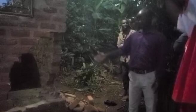 Abatuuze balwanaganye n’abazigu e Bukomansimbi – babasuuzizza emmundu eriko obubonero bwa Uganda police