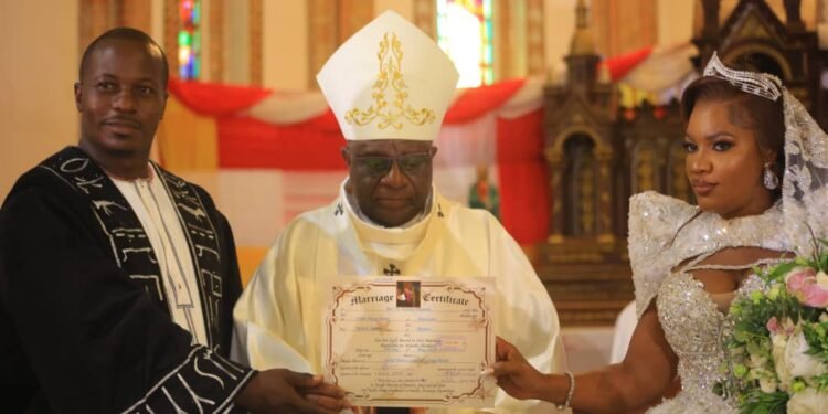 Omutaka Muteesaasira ow’ekika ky’Engo agattiddwa mu bufumbo obutukuvu