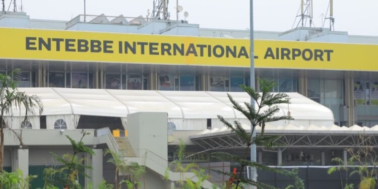 Omuwendo gw’abantu abafuluma n’abayingira mu Uganda nga bayita ku kisaawe ky’ennyonyi ENtebbe guwa essuubi