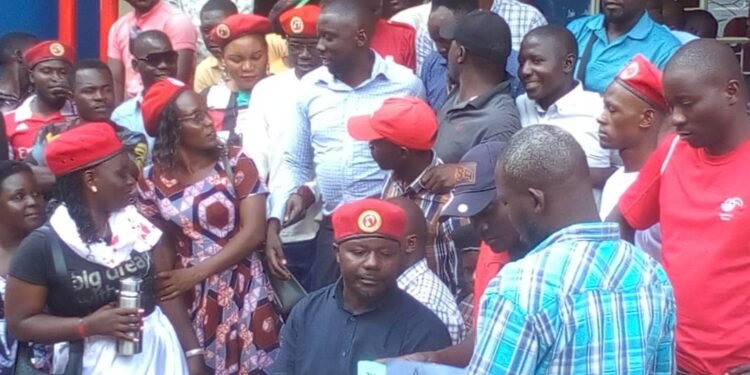 Aba NUP e Kamuli batuula bufoofofo nga balindirira president w’ekibiina – police egamba siyakubakkiriza kukuba nkungaana