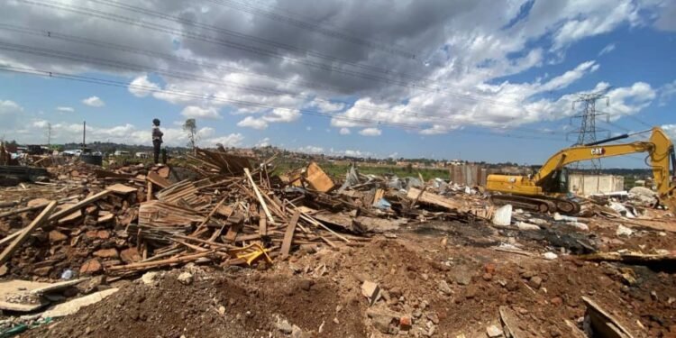 Ennyumba ezisoba mu 150 ezaazimbibwa mu lutobazi lwa Lubigi zimenyeddwa – abantu bakukkulumye olw’okutaliza amakolero agali mu kitundu kye kimu